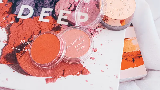 Tips makeup mudah agar riasan wajah dengan blush on terlihat natural.