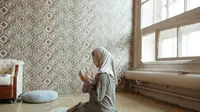 Wanita muslim berdoa setelah sholat (Pexels)