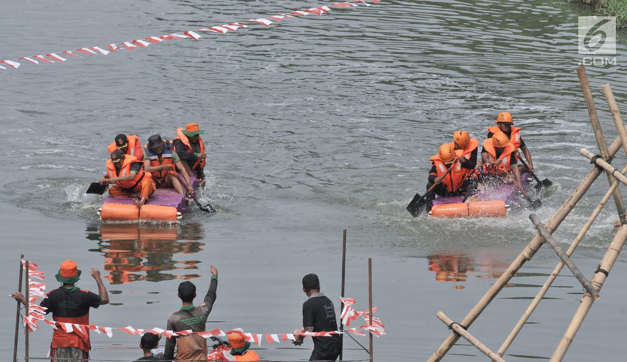 Petugas dari UPK Badan Air Dinas Lingkungan Hidup Kecamatan Duren Sawit beradu kecepatan saat lomba dayung di Kanal Banjir Timur, Jakarta, Sabtu (17/8/2019). (merdeka.com/ Iqbal S. Nugroho)