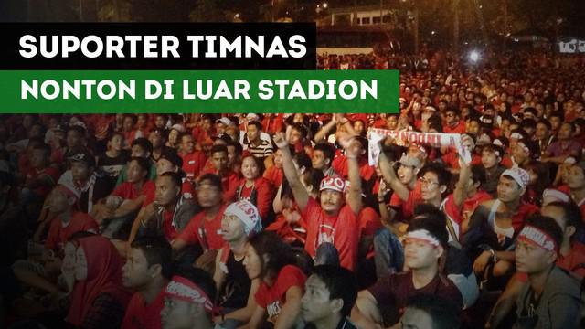 Ribuan suporter Timnas Indonesia U-22 di Malaysia terpaksa harus menyaksikan laga di luar Stadion Shah Alam, Selangor.
