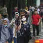 Pekerja berjalan kaki saat jam pulang di kawasan Sudirman, Jakarta, Jumat (7/2/2020). BPJS Ketenagakerjaan yang kini bernama BP Jamsostek menargetkan sekitar 23,5 juta tenaga kerja baru masuk dalam daftar kepesertaan pada 2020. (Liputan6.com/Angga Yuniar)