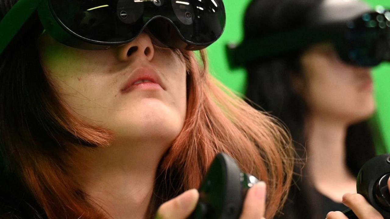 Sejumlah mahasiswa mengenakan headset virtual reality saat mengikuti pembelajaran berbasis kecerdasan artifisial (AI) di Universitas Sains dan Teknologi Hong Kong (HKUST), Hong Kong, pada 9 Mei 2024. Dengan memanfaatkan AI, pembelajaran di HKUST menghadi