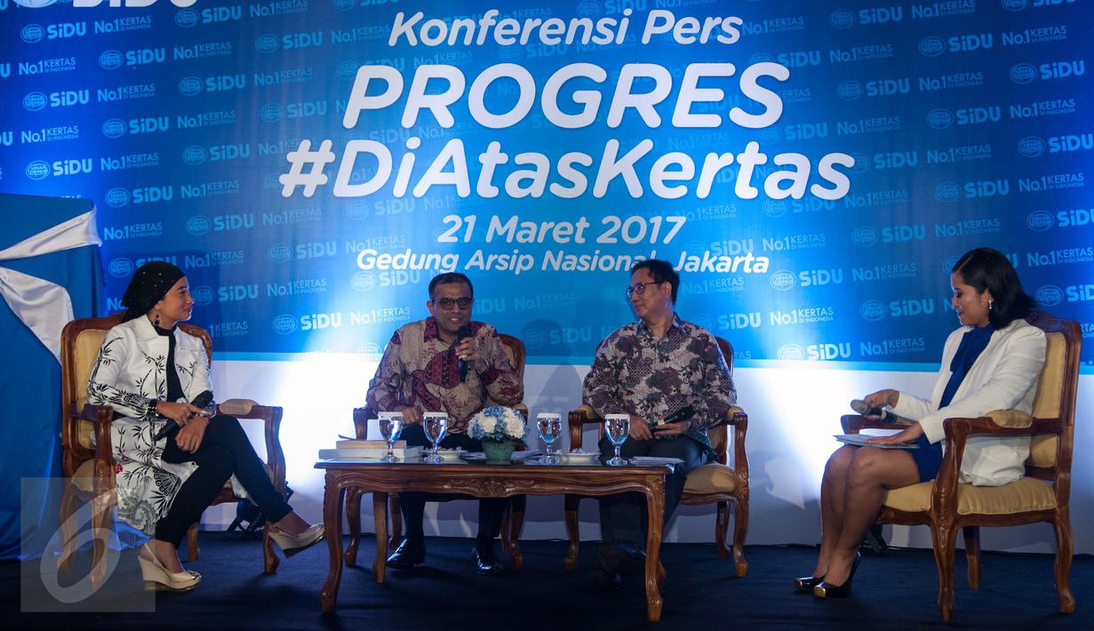 SiDU Consumer Domestic Business Head Martin Jimi, Penulis Novel Okky Madasari dan Asia Pulp and Paper Consumer Business Unit head Sovan K. Ganguly meresmikan inovasi terbaru kertas SiDU, Jakarta, Selasa (21/3). (Liputan6.com/Gempur M Surya)