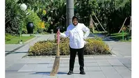 5 Momen Tri Rismaharini Menyapu Jalanan, Peduli Kebersihan Lingkungan
