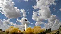 Sebuah roket diluncurkan dari sistem rudal di pangkalan militer Ashuluk, Rusia, 22 September 2020. Belarusia, Armenia, China, Pakistan, dan Myanmar akan ambil bagian dalam latihan tersebut. (Russian Defense Ministry Press Service via AP)