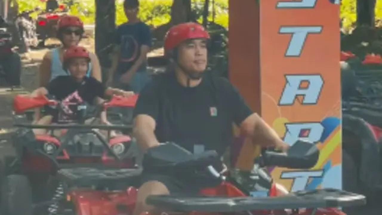 Gaya Santai Ardi Bakrie Suami Nia Ramadhani Liburan di Yogya, Serba Pakai Kaus Polos