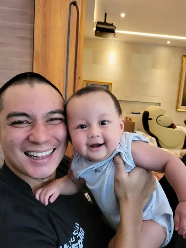 Baim Wong bersama putra keduanya. (Foto: Instagram/baimwong)
