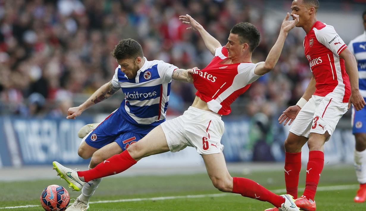 Bek Laurent Koscielny berusaha merebut bola dari Jamie Mackie