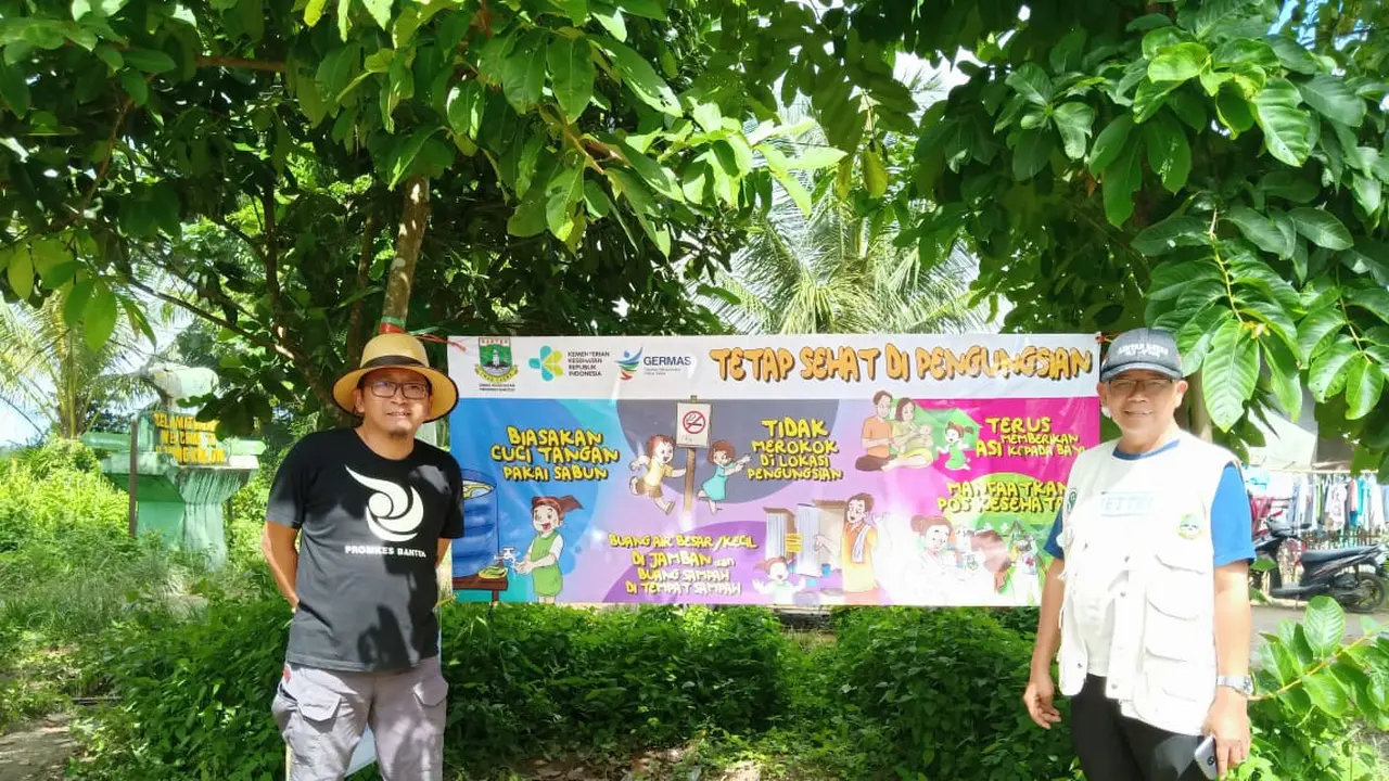 Pemasangan spanduk 'Tetap Sehat di Pengungsian' tengah disebarkan Dinkes Kesehatan Banten. (Foto: Dok Pri)