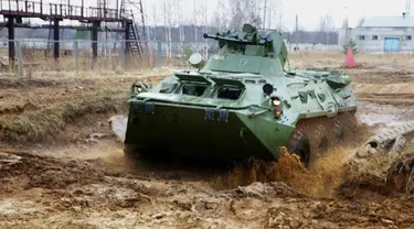 Tank buatan Rusia saat bermanuver diatas lumpur saat dilakukan percobaan di pabrik yang merakit kendaraan BTR (Bronetransportyor) atau kendaraan lapis bagi Militer Rusia. (englishrussia.com/E.Golovach)