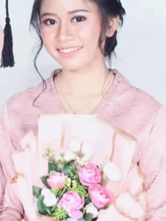 "Sus ibunya yuki katooo??," tulis dasulidi. "Pas foto pertama kirain yuki kato," tulis nikamnc. "Kirain Yuki Kato,"  tulis efer.bhd. [Instagram/riniperdiyanti]