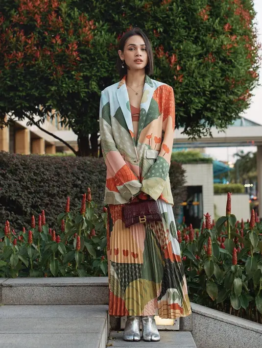 Rok pleats hadirkan tampilan yang begitu kekinian. Kali ini Andien padukan rok pleats motif dengan blazer motif senada. Penyempurnaan gaya semakin sempurna dengan tabi shoes yang unik. [Foto: Instagram/ Andien]