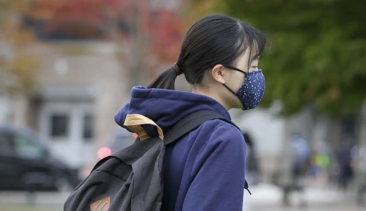 Seorang siswa yang mengenakan masker berjalan ke sekolah di Vancouver, British Columbia, Kanada, 21 September 2020. Paparan COVID-19 telah dilaporkan di sedikitnya 20 sekolah di British Columbia sejak para siswa kembali belajar di sekolah du
