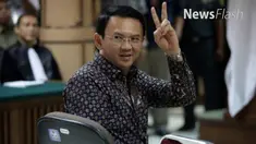 Sebelum majelis hakim memulai persidangan, Ahok mengangkat tangan kanannya, dan memperlihatkan dua jarinya. Ini identik dengan 'salam dua jari', yang menjadi khas Ahok-Djarot dalam Pilkada DKI 2017.