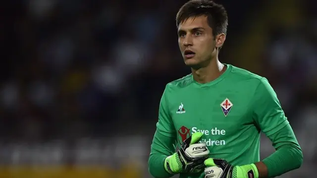 Memukau, Kiper Fiorentina Tepis Tendangan Pojok Striker Bologna