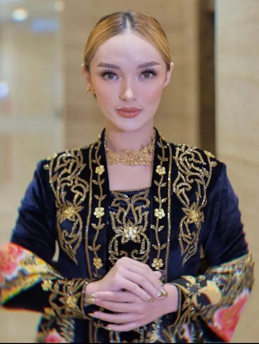 Penampilan Zaskia Gotik itu sontak mengejutkan banyak netizen. Beberapa netizen memuji penampilan Zaskia yang terlihat anggun dan cantik. (Instagram/zaskia_gotix).