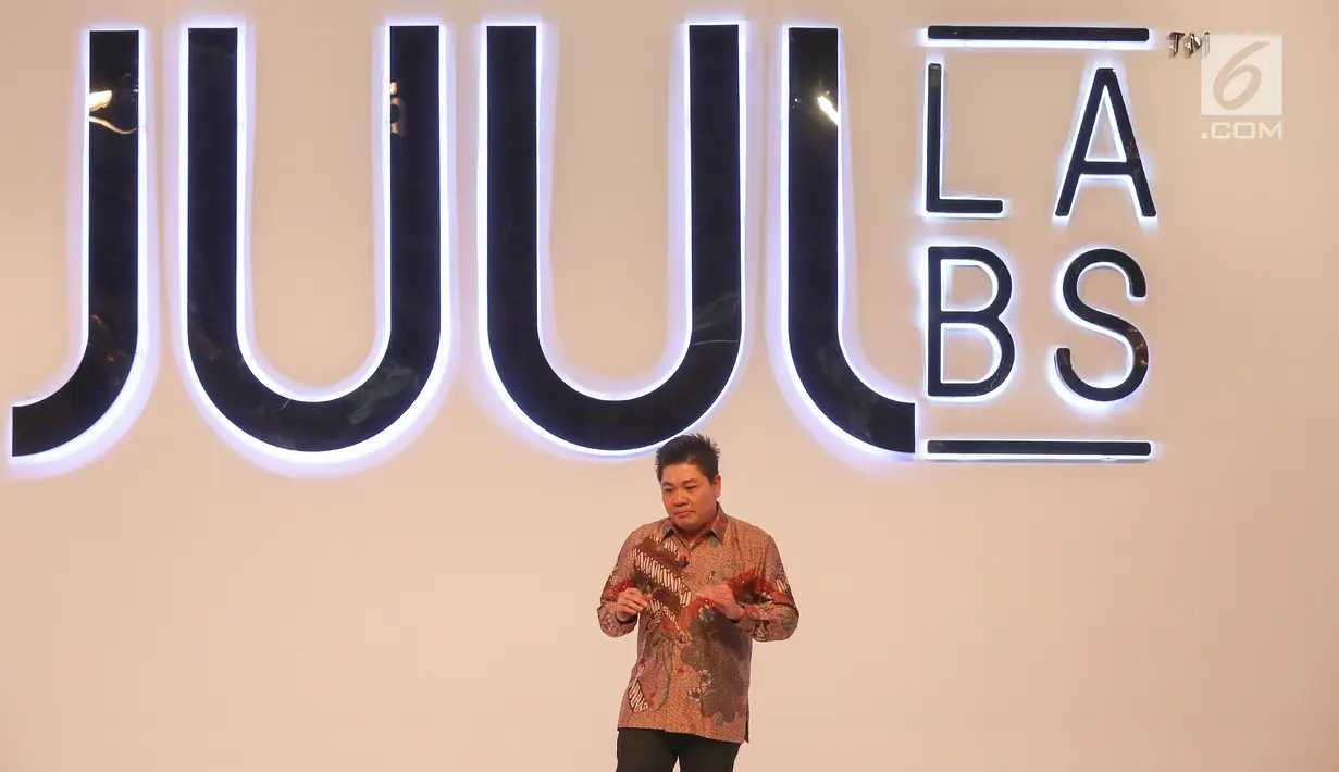 Country GM Indonesia JuulL Labs Kent Sarosa memaparkan perangkat Juul dan JuulPods, di Jakarta, Senin (10/7/2019). Juul Labs selaku produsen Electronic Nicotine Delivery Systems (ENDS) Amerika Serikat menawarkan media alternatif bagi 67 juta perokok dewasa di Indonesia. (Liputan6.com/Fery Pradolo)