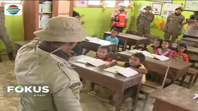 Relawan dan polri ajarkan anak korban bencana gempa dan tsunami di Sulawesi Tengah mengatasi trauma.