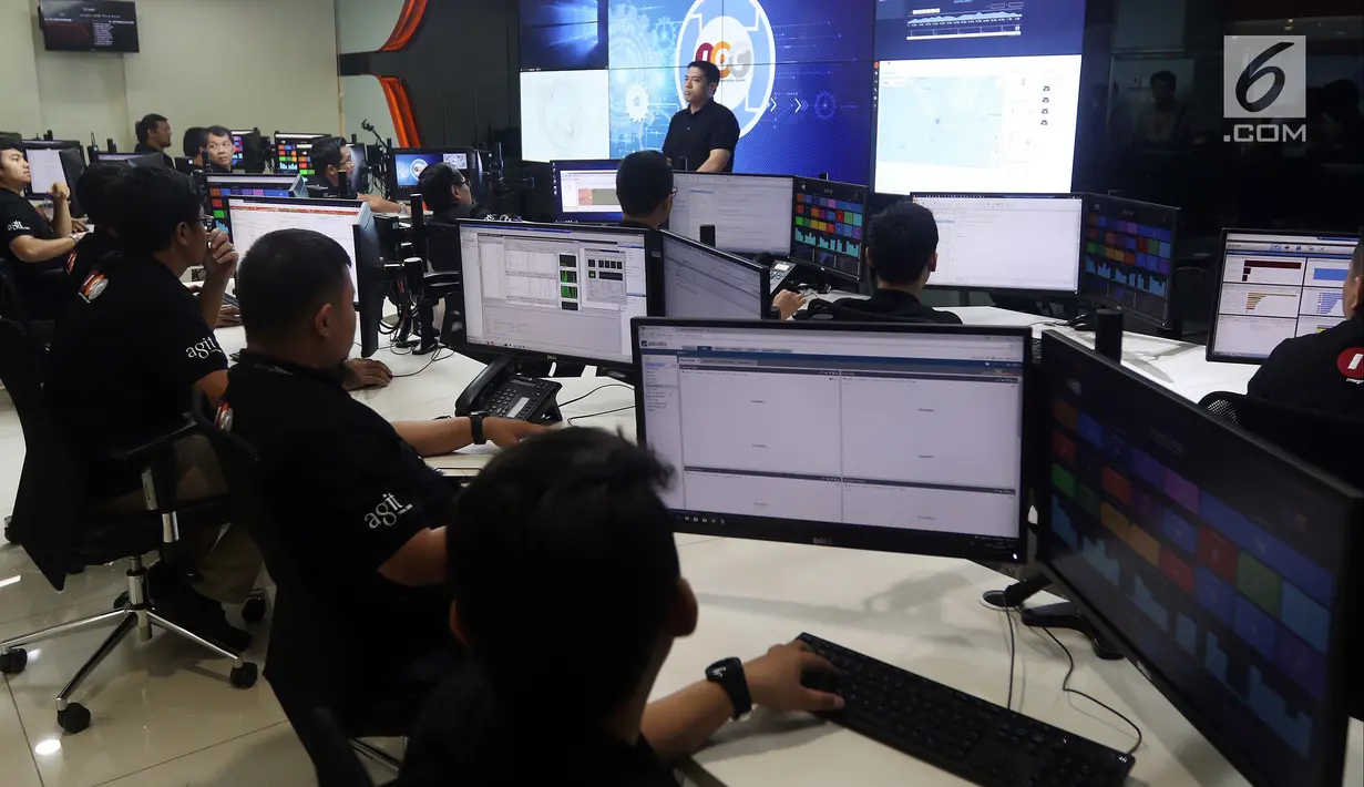 Presdir PT Astra Graphia Information Technology (AGIT) Hendrix Pramana, Wakil Presdir AGIT Halim Wahjana, Direktur AGIT Widi Triwibowo, dan Direktur AGIT Sigit Hermansyah menjadi operator di IOC AGIT, Jakarta, Selasa (4/9). (Liputan6.com/JohanTallo)