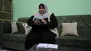 Warga Palestina Nayla Abu Jubbah duduk di kantornya di Gaza City pada 18 November 2020. Sopir taksi perempuan pertama di Jalur Gaza itu membuka sebuah kantor taksi kecil yang menawarkan layanan untuk mengantarkan penumpang khusus wanita dan menyebutnya "Taksi Al-Mukhtara". (Xinhua/Rizek Abdeljawad)