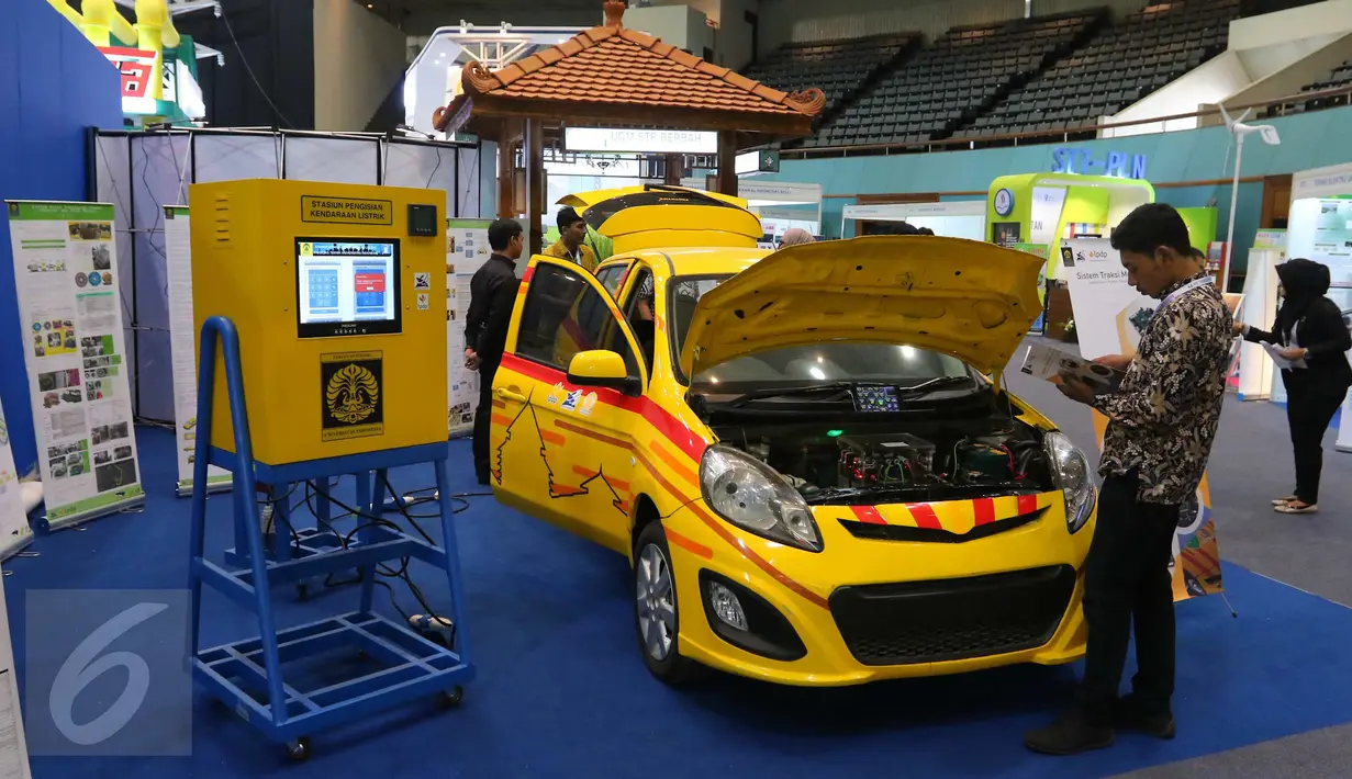 Pengunjung melihat mobil listrik rancangan dan buatan mahasiswa Universitas Indonesia (UI) Fakultas Teknik saat pameran Hari Listrik Nasional (HLN) ke-71 di JCC, Senayan, Jakarta, Rabu (28/9). (Liputan6.com/Angga Yuniar)