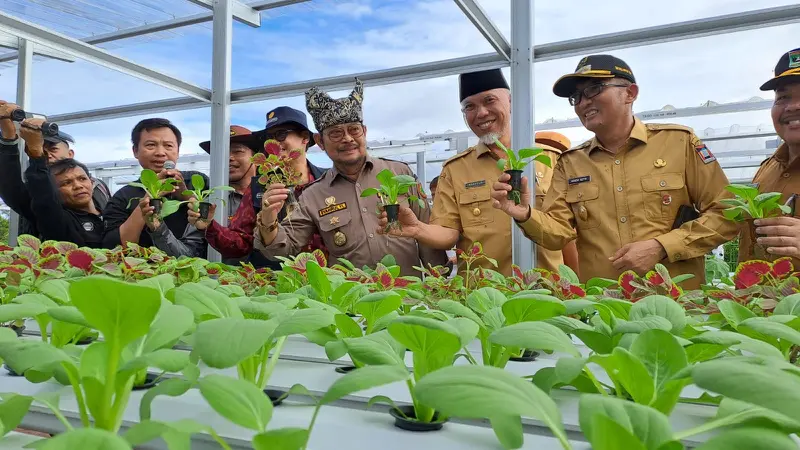 Menteri Pertanian (Mentan), Syahrul Yasin Limpo meninjau lokasiPenas Tani XVI tahun 2023 di Kota Padang, Selasa (30/5/2023). (Liputan6.com/ Novia Harlina)