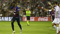 Winger Barcelona, Ousmane Dembele, merayakan gol yang dicetaknya ke gawang Real Valladolid, di Estadio Jose Zorrilla, Minggu (26/8/2018) dini hari WIB. (AP Photo/Andrea Comas)