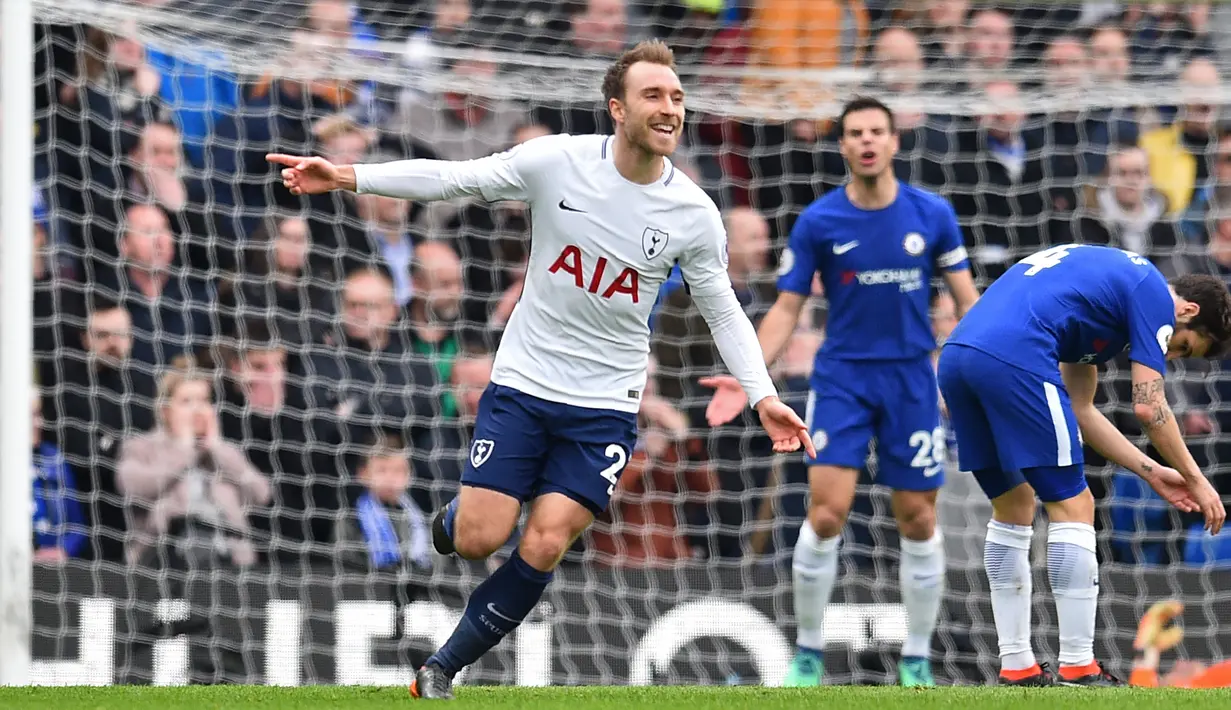 Gelandang Tottenham Hotspur, Christian Eriksen mencetak gol indah ke gawang Chelsea pada pekan ke-32 Premier League di Stamford Bridge, London, (1/4/2018). Tottenham menang 3-1. (AFP/Glyn Kirk)
