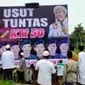 Sekelompok massa tengah menjaga baliho Rizieq Shihab yang menyinggung KM 50. (tangkapan layar)