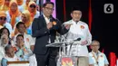Calon gubernur dan calon wakil gubernur nomor urut 1, Ridwan Kamil-Suswono menyampaikan pandangan pada debat ketiga Pemilihan Kepala Daerah Jakarta 2024 di Golden Ballroom Hotel Sultan Jakarta, Minggu (17/11/2024). (Liputan6.com/Herman Zakharia)