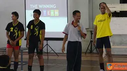 Citizen6, Surabaya: Perwira pendamping Tim Volley TNI AL, Mayor Laut (KH) Fuad memberikan tes psikologi berupa tes dengan materi game atau permainan di GOR M. Pardi Kobangdikal, Senin (24/9). (Pengirim: Penkobangdikal). 