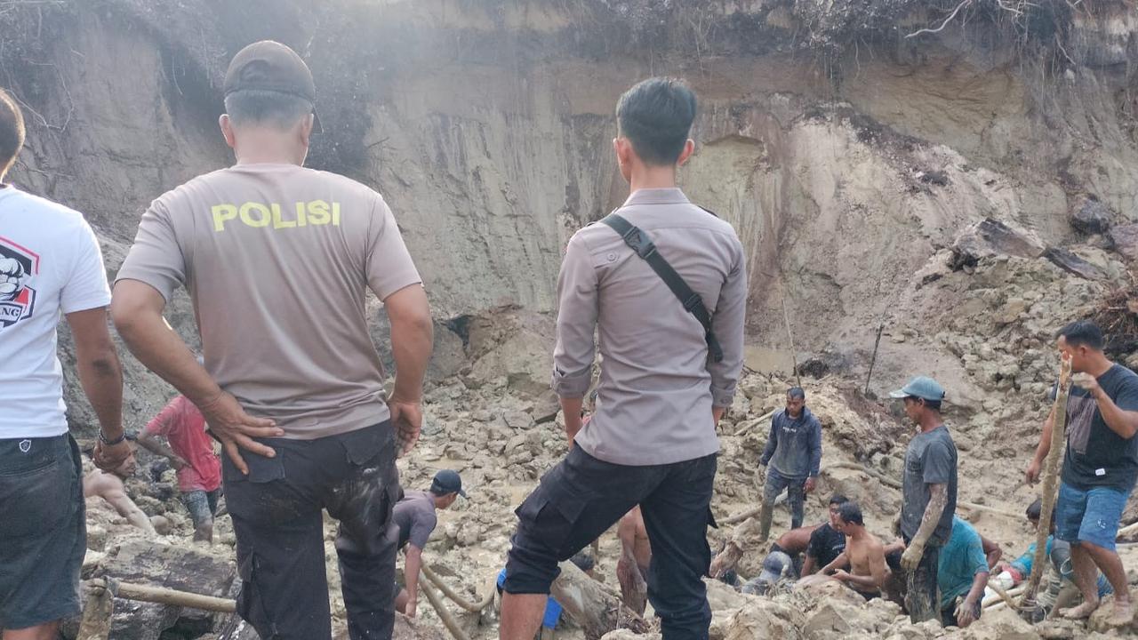 Detik-Detik Tanah Longsor Timbun 3 Pekerja Tambang Emas Ilegal di Kapuas Hulu
