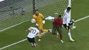 Skuat Der Panzer memanfaatkan lini belakang Portugal yang longgar, sehingga pada menit ke-60 Robin Gosens berhasil memaksa Rui Patricio untuk memungut bola dari gawangnya kali keempat. Umpan Joshua Kimmich berhasil ia tuntaskan menjadi gol. (Foto: AP/Pool/Matthias Hangst)