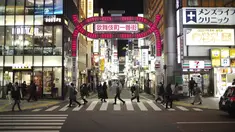 Orang-orang berjalan di sekitar lingkungan Shinjuku Tokyo, Kamis (7/1/2021). Pemerintah Jepang kembali memberlakukan status keadaan darurat Virus Corona COVID-19 untuk Tokyo, Kanagawa, Saitama, dan Chiba.  (AP Photo/Hiro Komae)