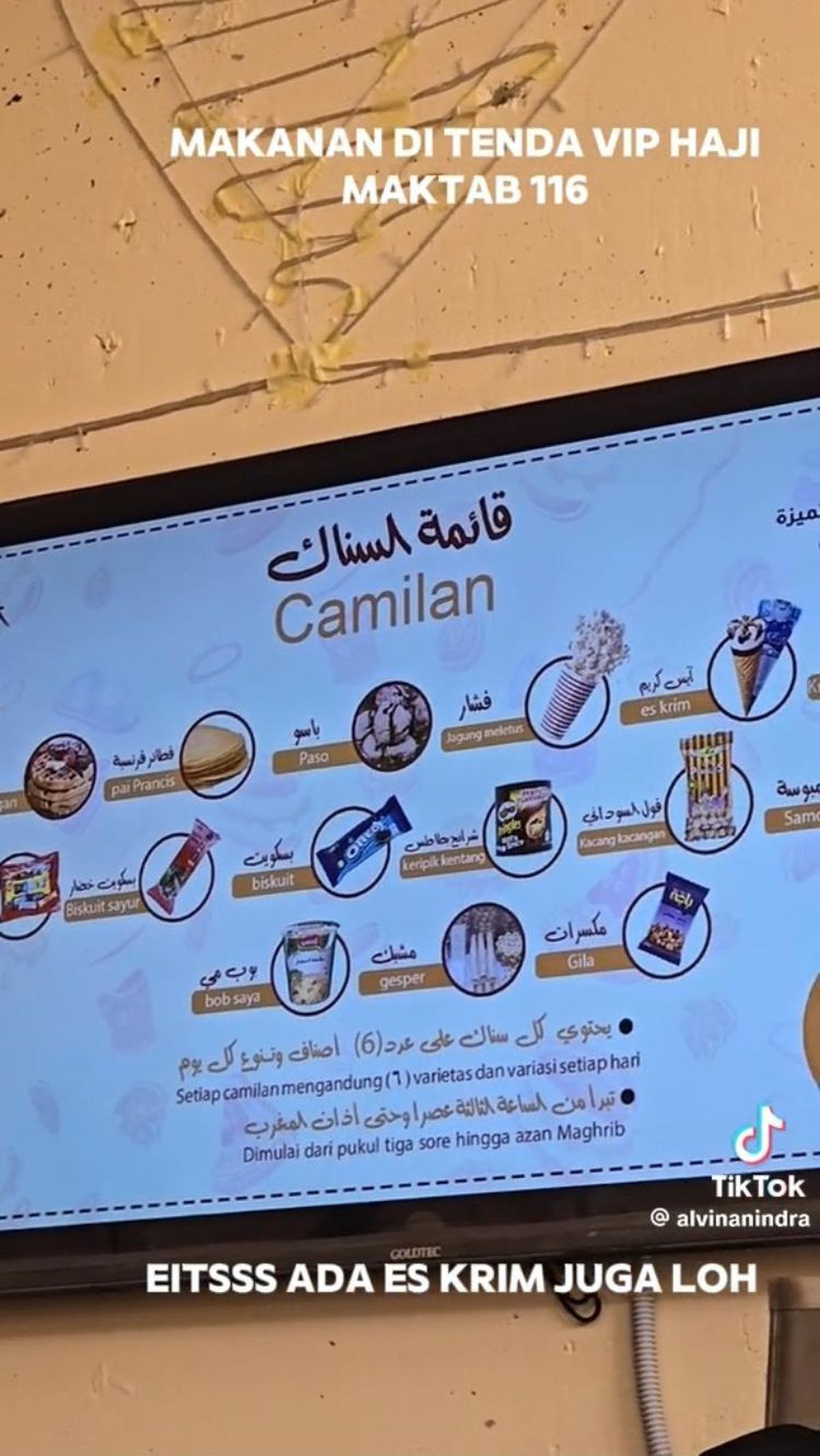 Ada juga tempat berbagai jenis camilan mulai dari popcorn, biskuit, hingga es krim.