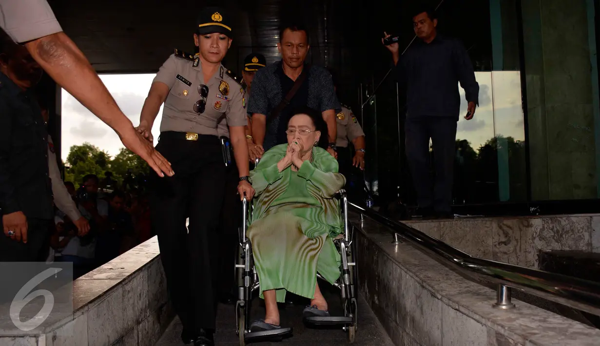 Usai diperiksa KPK Kartini Muljadi diam seribu bahasa saat awak media melontarkan pertanyaan, Jakarta, Selasa (19/4). Ini adalah pemeriksaannya yang kedua Kartini setelah 11 April 2016. (Liputan6.com/Helmi Afandi)