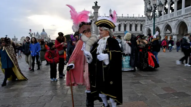 Aneka Kostum dan Topeng Meriahkan Karnaval Venesia di Italia
