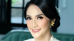 Maudy sendiri memulai kariernya dari modeling dengan mengikuti pemilihan Abang None Jakarta pada tahun 1993 dan berhasil terpilih sebagai None Jakarta Utara dan None Jakarta pada pemilihan tersebut. Tak heran, penampilannya mengenakan busana khas Betawi begitu memukau. Apalagi ditambah pemakaian bros dan anting emas yang membuatnya makin bersinar. (Liputan6.com/IG/@olisherawati)
