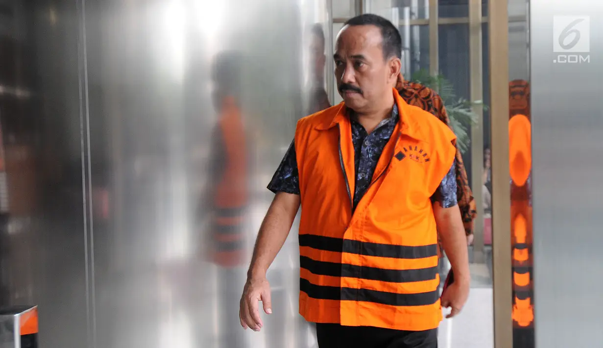Tersangka suap Wali Kota Blitar nonaktif Muhammad Samanhudi Anwar tiba untuk menjalani pemeriksaan di gedung KPK, Jakarta, Jumat (13/7). Samanhudi diduga menerima suap terkait ijin proyek pembangunan sekolah lanjutan pertama. (Merdeka.com/Dwi Narwoko)