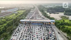 Foto udara antrian kendaran para pemudik yang melintasi gerbang Cikampek Utama, Jawa Barat, Rabu (18/4/2023)