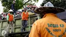 Sejumlah pekerja memindahkan sampah ke truk pengangkut di Transit Pembuangan Sampah, Lenteng Agung, Jakarta, Rabu (19/8/2015). Setiap hari sampah yang diangkut dari Kecamatan Jagakarsa mencapai kisaran 94 ton. (Liputan6.com/Yoppy Renato)