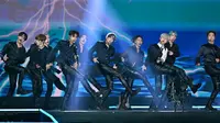 THE BOYZ saat tampil dalam konser K-pop, Seoul Festa 2022, di Jamsil Stadium, Seoul, 10 Agustus 2022. (Jung Yeon-je / AFP)