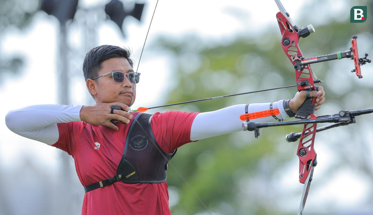 Riau Ega Agata Salsabilla yang tampil pada nomor Individual Recurve Putra mengalahkan Quik Chern Xin dari Malaysia dengan skor 6-5. (Bola.com/Bagaskara Lazuardi)