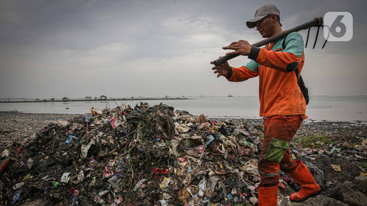 Ironi Hari Laut Sedunia, Sampah Plastik Penuhi Pesisir Utara Kota Jakarta