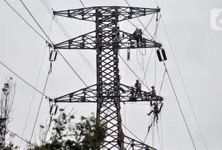 Pekerja menyelesaikan perbaikan menara saluran udara tegangan ekstra tinggi (SUTET) di Jakarta, Rabu (15/2/2023). Para pekerja yang ditugaskan wajib dilengkapi standar alat keselamatan diri karena profesi ini sangat berisiko, bahkan bertaruh nyawa. (merdeka.com/Iqbal S. Nugroho)