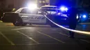 Polisi berjaga di area bioskop Lafayette, Louisiana, AS, Kamis (23/7/ 2015). Hampir tiga tahun lalu Kasus Penembakan di bioskop pernah terjadi di Aurora , Colorado yang menewaskan 12 orang dan melukai 58 lainnya. (REUTERS/Lee Celano)