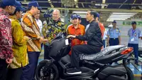 Presiden Joko Widodo mencoba Yamaha Xmax di pabrik Yamaha Pulogadung, Jakarta, Senin (3/12/2108). (setkab.go.id)