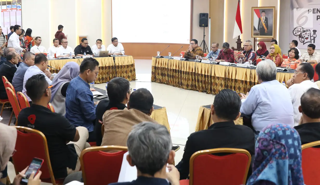 Ketua KPU RI, Arief Budiman (keempat kiri) memimpin pengundian dan penetapan penyiaran debat pasangan Calon Presiden dan Wakil Presiden Pemilu 2019 di Jakarta, Rabu (26/12). Lima sesi debat akan dilaksanakan di Jakarta. (Liputan6.com/Helmi Fithriansyah)