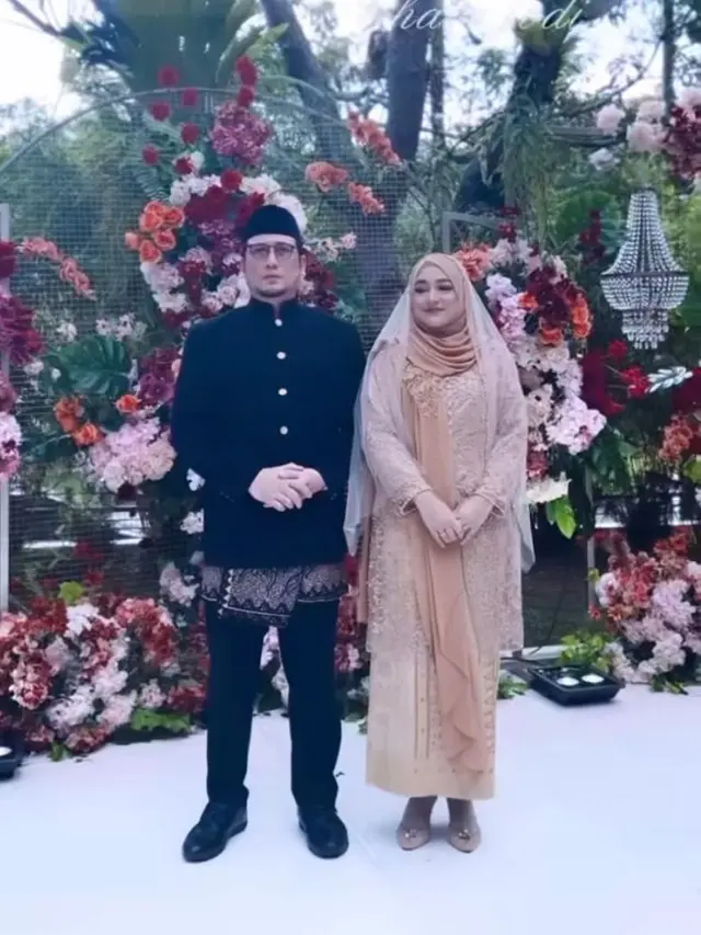 10 Gaya Cindy Fatika Sari Dampingi Sang Anak Menikah, Sama-sama Cantik bak Pinang Dibelah Dua