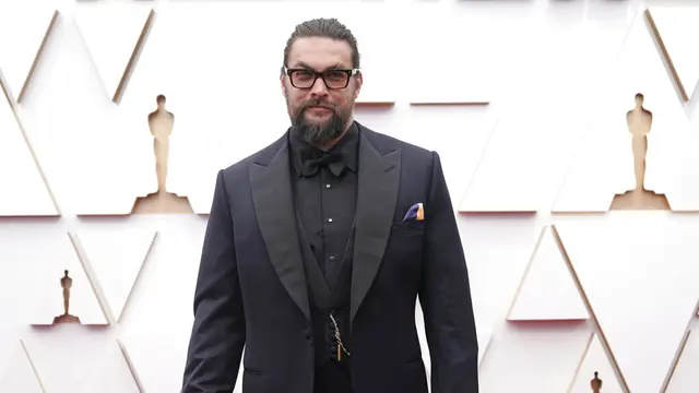 Jason Momoa di Piala Oscar 2022. (AP Photo/Jae C. Hong)